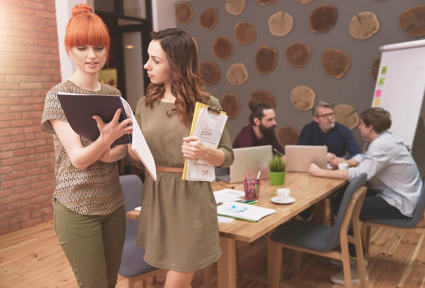 Estudiantes trabajando en análisis financiero durante sesión práctica del programa